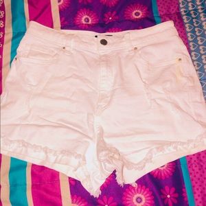 Ripped white shorts 😍😍